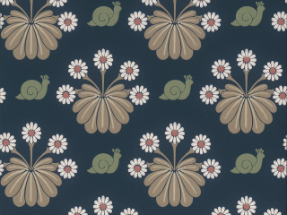 Papier peint bleu foncé avec des escargots verts, entre lesquels se trouvent des fleurs aux feuilles blanches et au cœur rose Burges Snail - Dark Blue