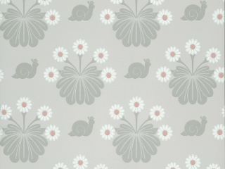 Burges Snail - Silver papier peint aux tons gris, avec entre autres des escargots et des fleurs joyeuses de Little Greene