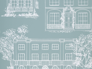Hampstead - Penumbra est un papier peint aux couleurs bleu et vert, avec des dessins de maisons de styles différents en blanc.