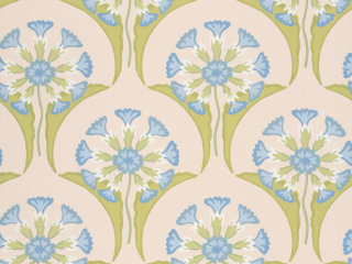 Papier peint joyeux aux tons rose, vert et bleu Hencroft - Blue Primula avec des fleurs