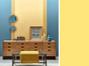 Little Greene - Carys 148 sur le mur avec des panneaux bleus et une commode en bois