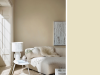 Little Greene - Silent White Deep 331 sur le mur dans un salon avec des accents beiges
