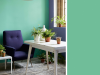 Little Greene - Green Verditer 92 sur le mur avec une chaise bleu foncé devant