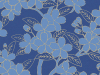 Le papier peint Camellia - Smalt de Little Greene est bleu, avec de grandes fleurs dont les bords sont rehaussés d'accents dorés.