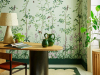 Photo d'ambiance Bird & Bluebell - Pea Green dans une salle à manger avec une plinthe haute de couleur vert foncé