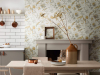 Little Greene papier peint Brooke House - Cinder appliqué sur une cheminée dans une cuisine aux tons terreux teintes