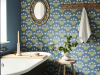 Burges Snail - Dark Blue papier peint avec des feuilles de couleur verte et des escargots appliqués dans une salle de bains munie d'une baignoire