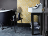 Cranford - Wheat papier peint de Little Greene appliqués dans une salle de bains noire