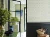 Ditsy Block - Phthalo papier peint de Little Greene au-dessus d'un lambris noir