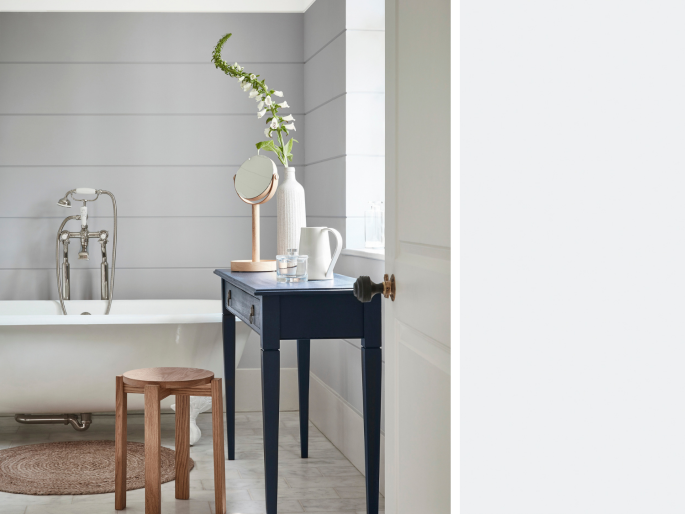 Little Greene - Gauze 106 dans une classique salle de bains