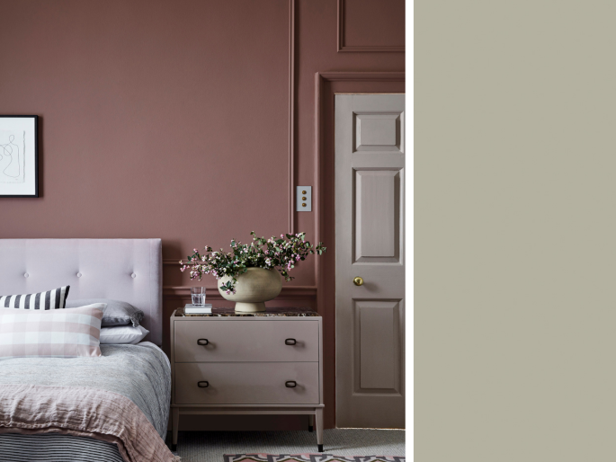 Little Greene - French Grey Dark 163 sur la porte d'une chambre rose foncé