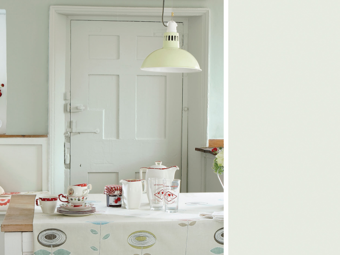 Little Greene - Pearl Colour Pale 167 dans la cuisine avec une table à manger dressée
