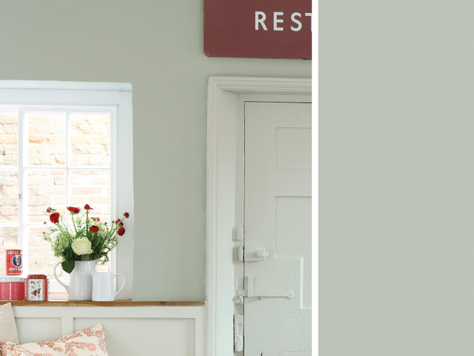 Little Greene - Pearl Colour Dark 169 dans une cuisine rustique blanche