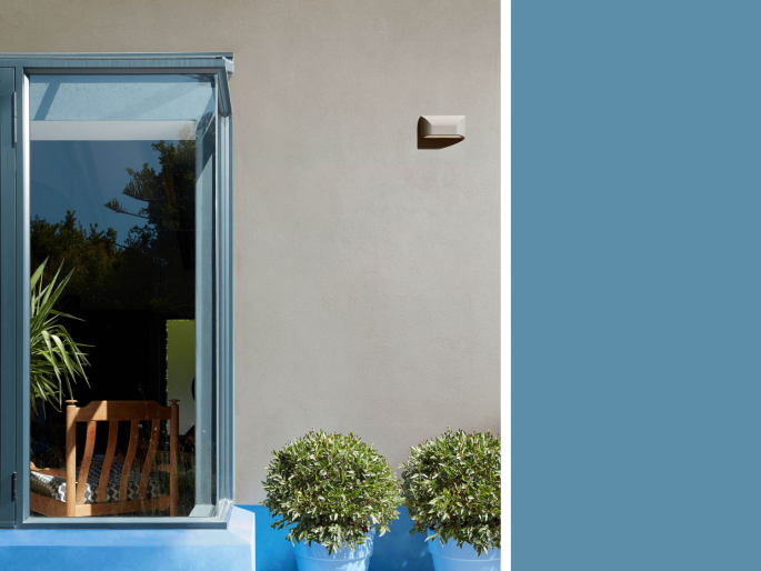 Little Greene - Tivoli 206 sur un muret en béton d'une maison