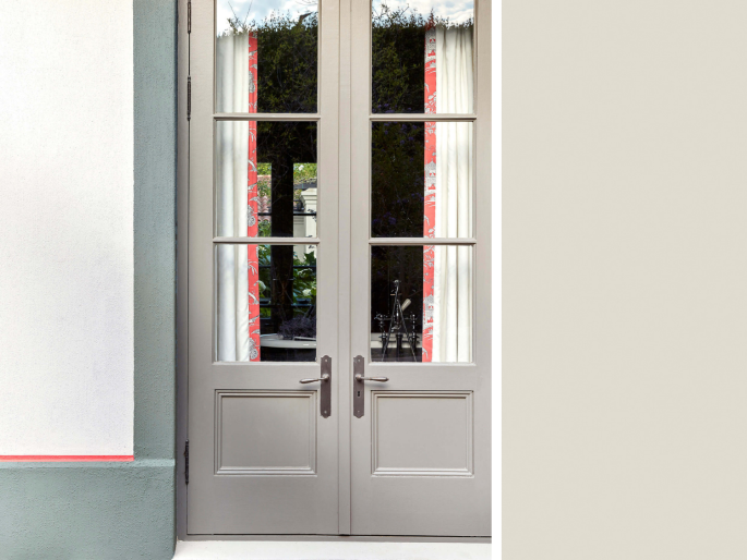 Little Greene - Serpentine 233 sur une porte extérieure en bois avec de petites vitres