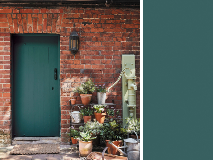 Little Greene - Goblin 311 sur la porte d'une grange en pierre