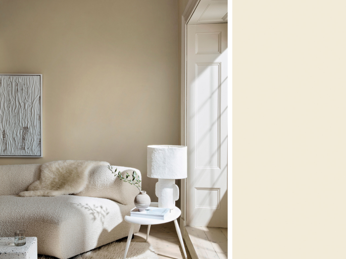 Little Greene - Silent White 329 sur le mur dans un salon neutre mais chaleureux