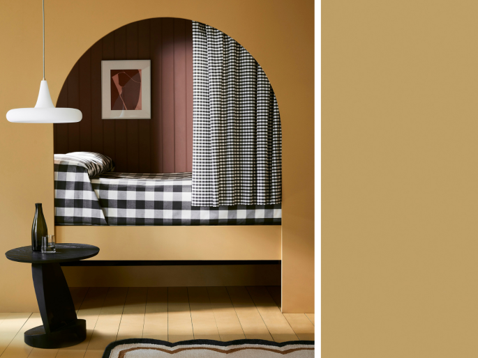 Little Greene - Bassoon 336 sur le mur d'un lit clos avec une couette à carreaux noirs et blancs