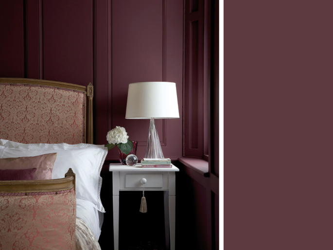 Little Greene - Adventurer 7 op een muur met sierlijsten in de slaapkamer