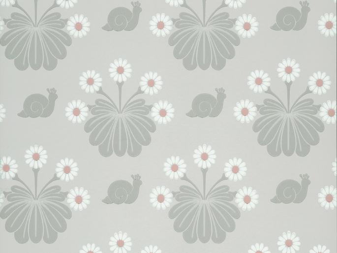 Burges Snail - Silver papier peint aux tons gris, avec entre autres des escargots et des fleurs joyeuses de Little Greene