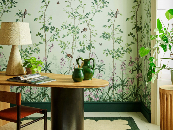 Photo d'ambiance Bird & Bluebell - Pea Green dans une salle à manger avec une plinthe haute de couleur vert foncé