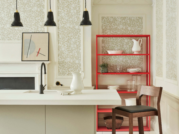 Little Greene papier peint Briar Rose - Green Stone utilisé dans un encadrement mural dans une cuisine