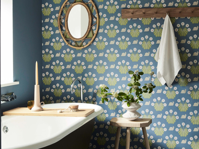 Burges Snail - Dark Blue papier peint avec des feuilles de couleur verte et des escargots appliqués dans une salle de bains munie d'une baignoire