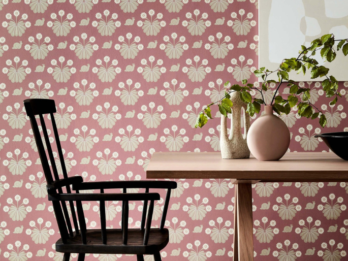 Papier peint rose à motifs d'animaux Burges Snail - Rosie dans une salle à manger