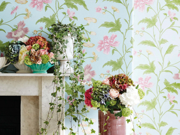 Photo d'ambiance China Rose - Blue Lustre papier peint de Little Greene avec un fond bleu et de grandes fleurs roses