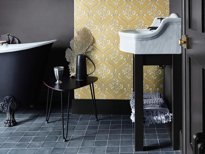 Cranford - Wheat papier peint de Little Greene appliqués dans une salle de bains noire