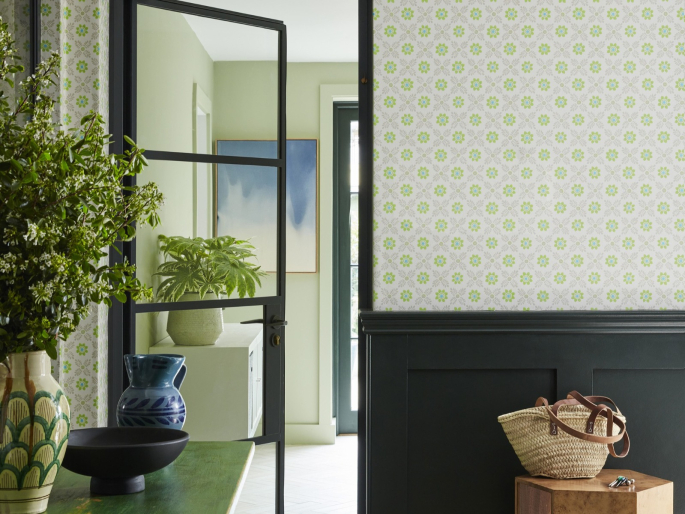 Ditsy Block - Phthalo papier peint de Little Greene au-dessus d'un lambris noir