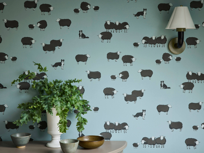 Little Greene papier peint Nip & Lassie Celestial Blue sur le mur