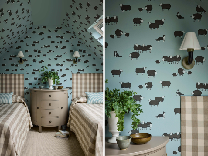 Little Greene papier peint Nip & Lassie Celestial Blue appliqué dans une chambre d'amis aux plafonds inclinés